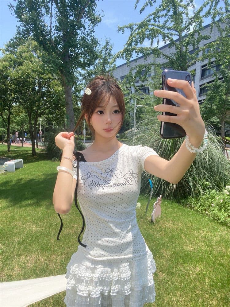 원본 원단 화이트 도트 무늬 비스듬한 어깨 스트랩 반팔 티셔츠 여성 여름 디자인 센스 허리 수축 슬림해 보이는 풀오버 맨위 상세 이미지 5