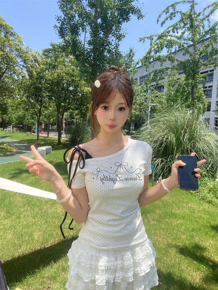 원본 원단 화이트 도트 무늬 비스듬한 어깨 스트랩 반팔 티셔츠 여성 여름 디자인 센스 허리 수축 슬림해 보이는 풀오버 맨위 상세 이미지 6