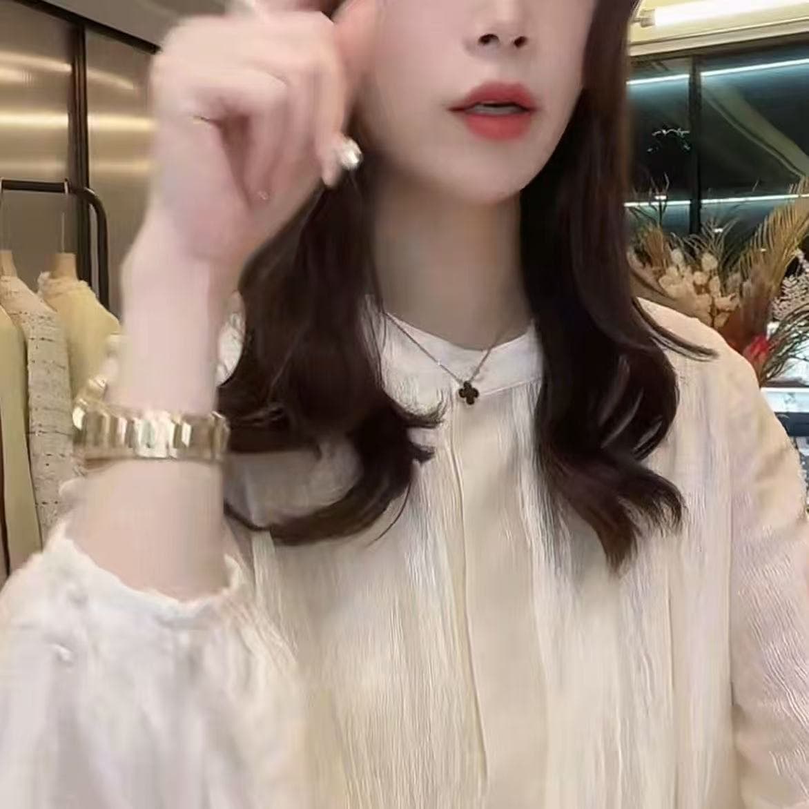 가을 패션 부드러운 바람 셔츠 표지 고기 슬림해 보이는 거품 소매 작은 셔츠 여성 레저 미니멀리즘 다용도 라운드 넥 주름 상세 이미지 7