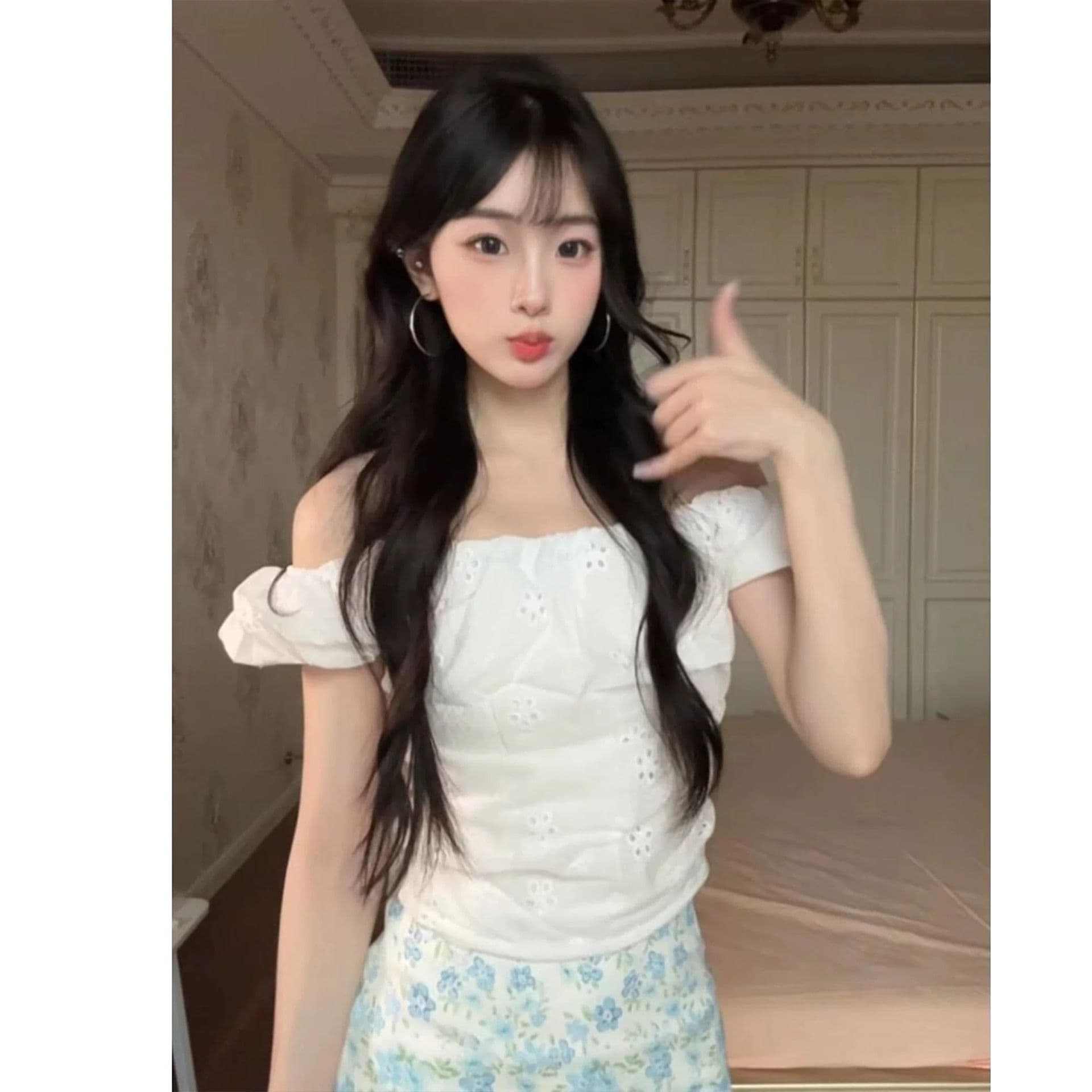 작은 키 휴가 바람 착용 가져 가라. 파란색 꽃무늬 반신 스커트 여름 2026 새로운 오프숄더 반팔 맨위 세트