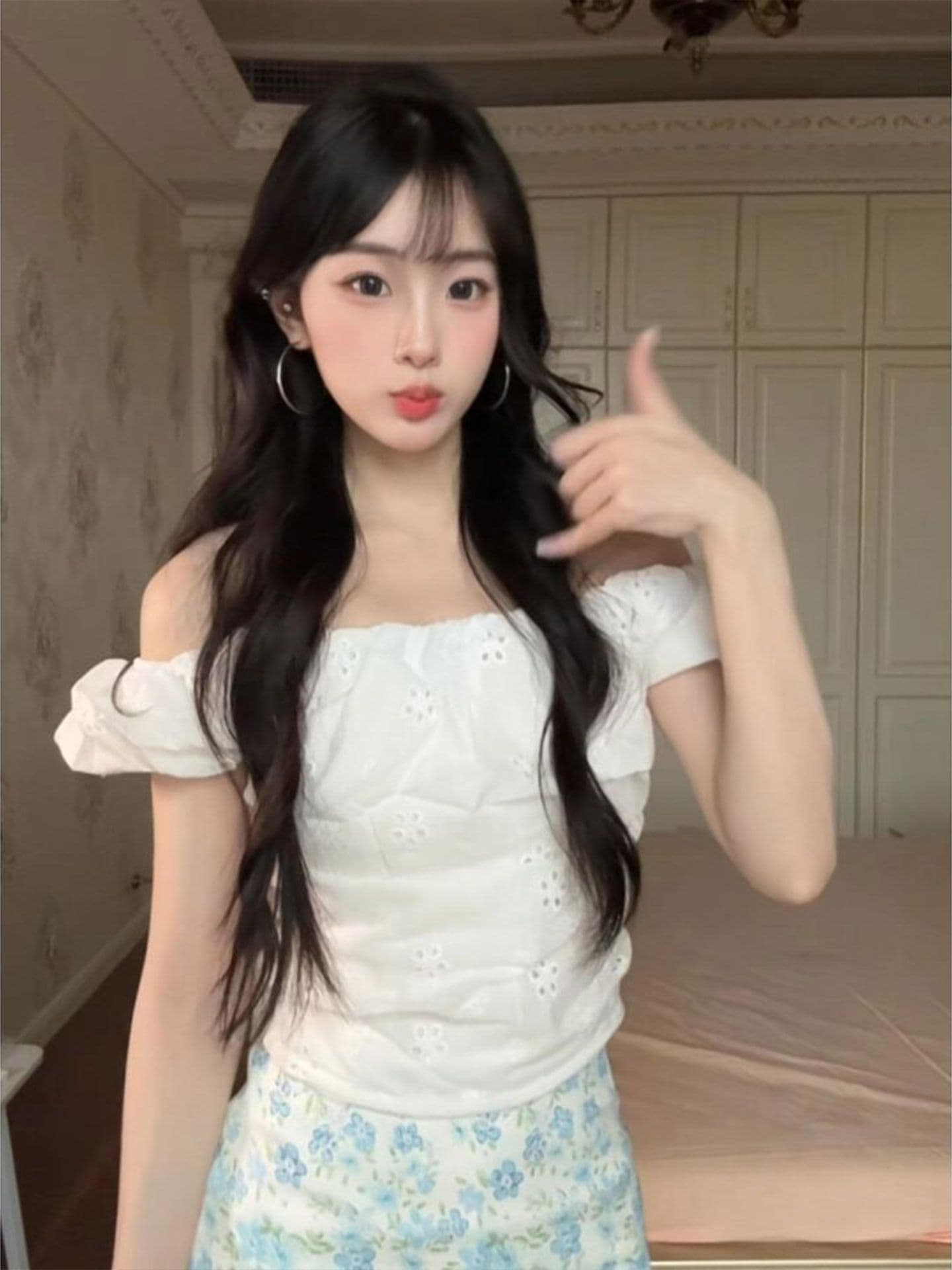 작은 키 휴가 바람 착용 가져 가라. 파란색 꽃무늬 반신 스커트 여름 2026 새로운 오프숄더 반팔 맨위 세트 상세 이미지 1