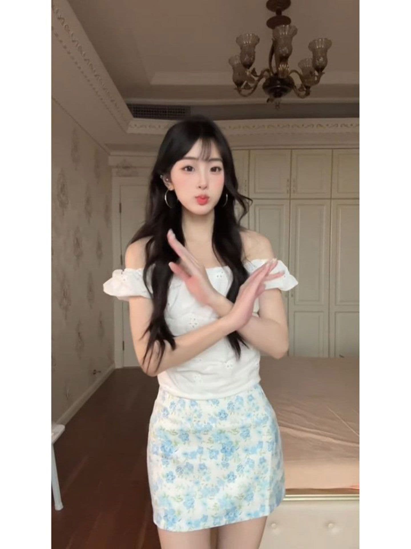 작은 키 휴가 바람 착용 가져 가라. 파란색 꽃무늬 반신 스커트 여름 2026 새로운 오프숄더 반팔 맨위 세트 상세 이미지 3