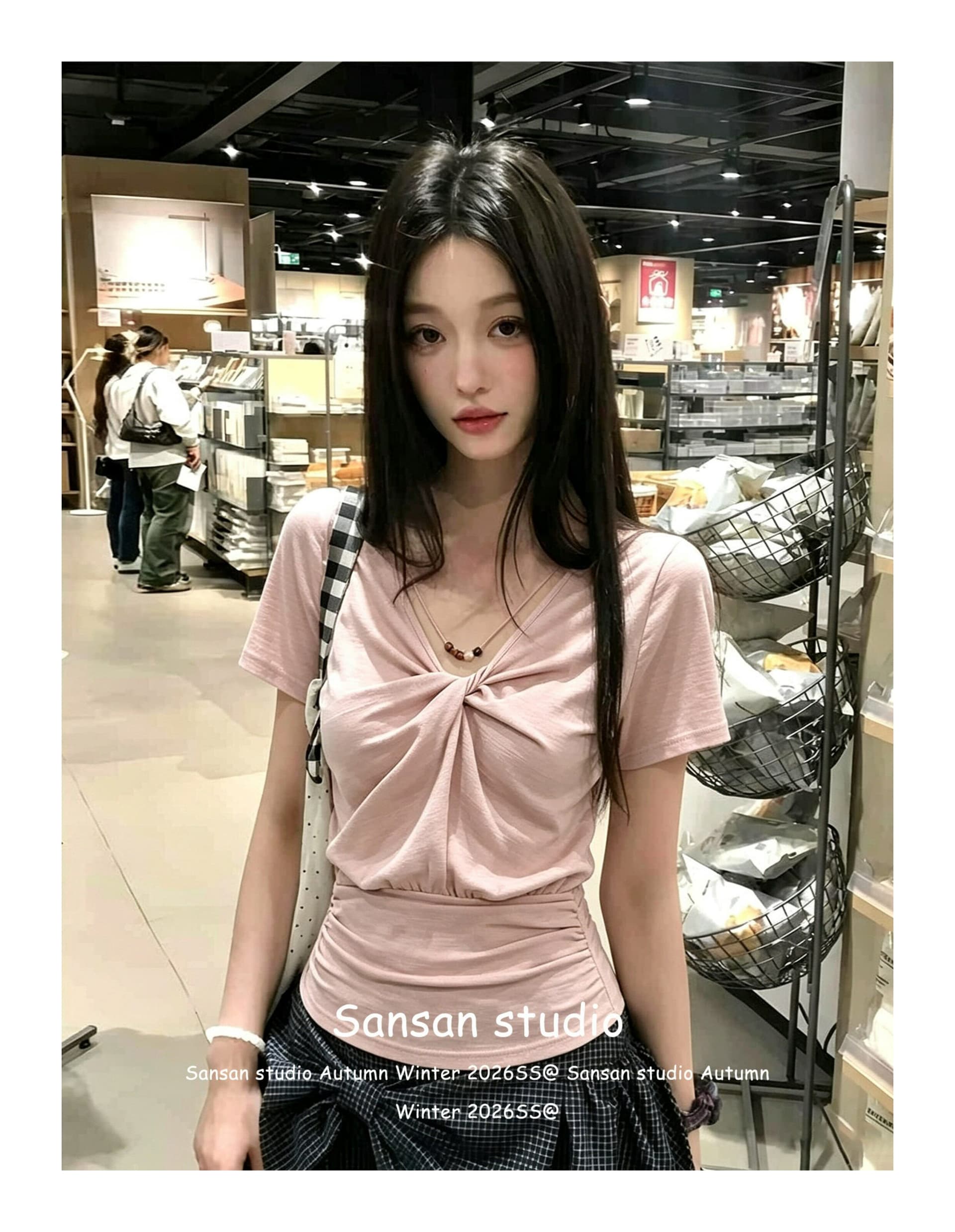 핑크색 V넥 비틀림 반팔 티셔츠 여성 여름 착용 가져 가라. 비즈 허리 수축 핫걸 긍정적 인 어깨 의류 상세 이미지 2
