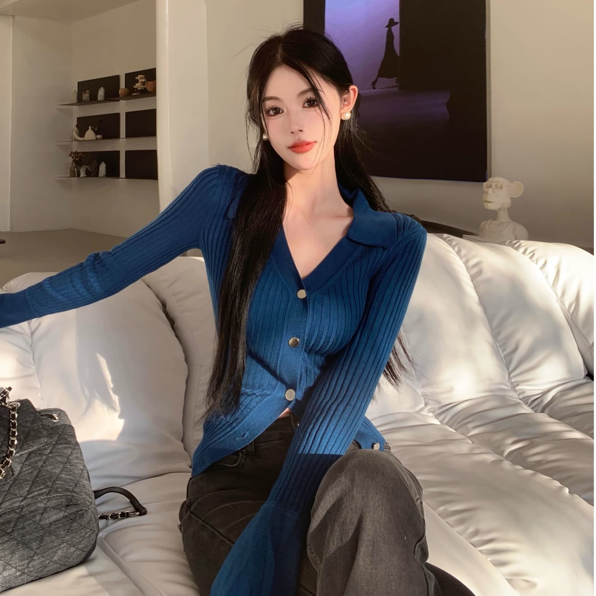 레트로 파란색 V넥 POLO 칼라 디자인 센스 니트 스웨터 여성 가을 2026 새로운 다용도 몸매 가꾸기 슬림해 보이는 맨위