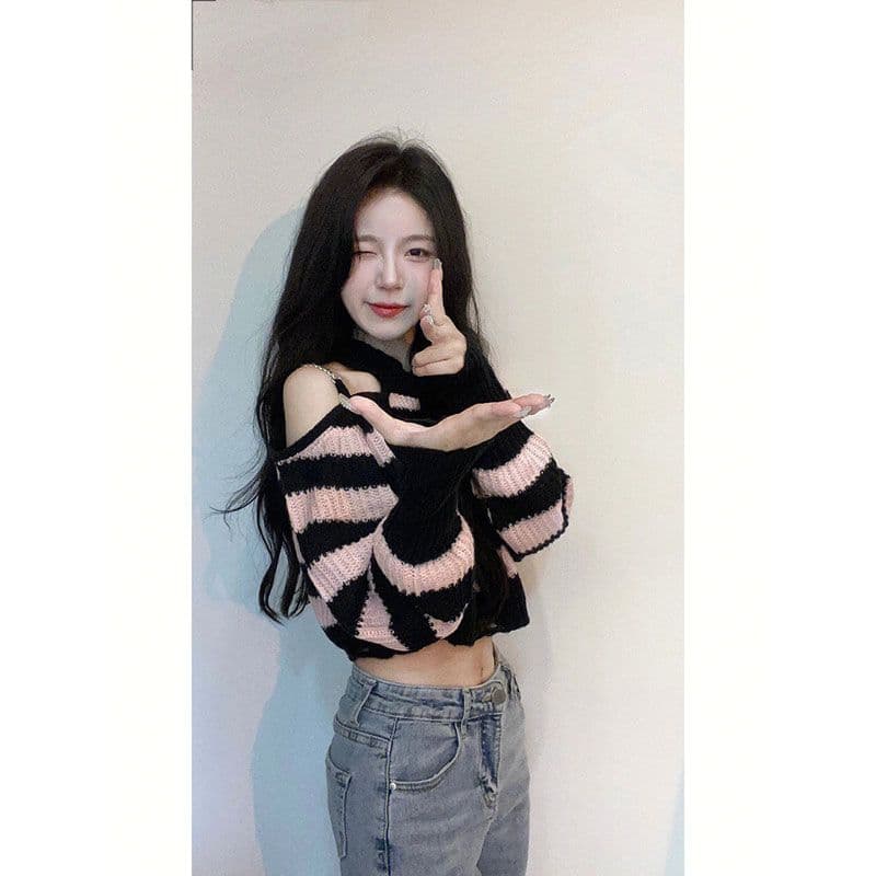 분말 블랙 스트라이프 니트 스웨터 여성 달콤함 가을 겨울철 새로운 루즈핏 오프숄더 체인 쇼트 스타일 찢어진 부분 스웨터 이미지 5