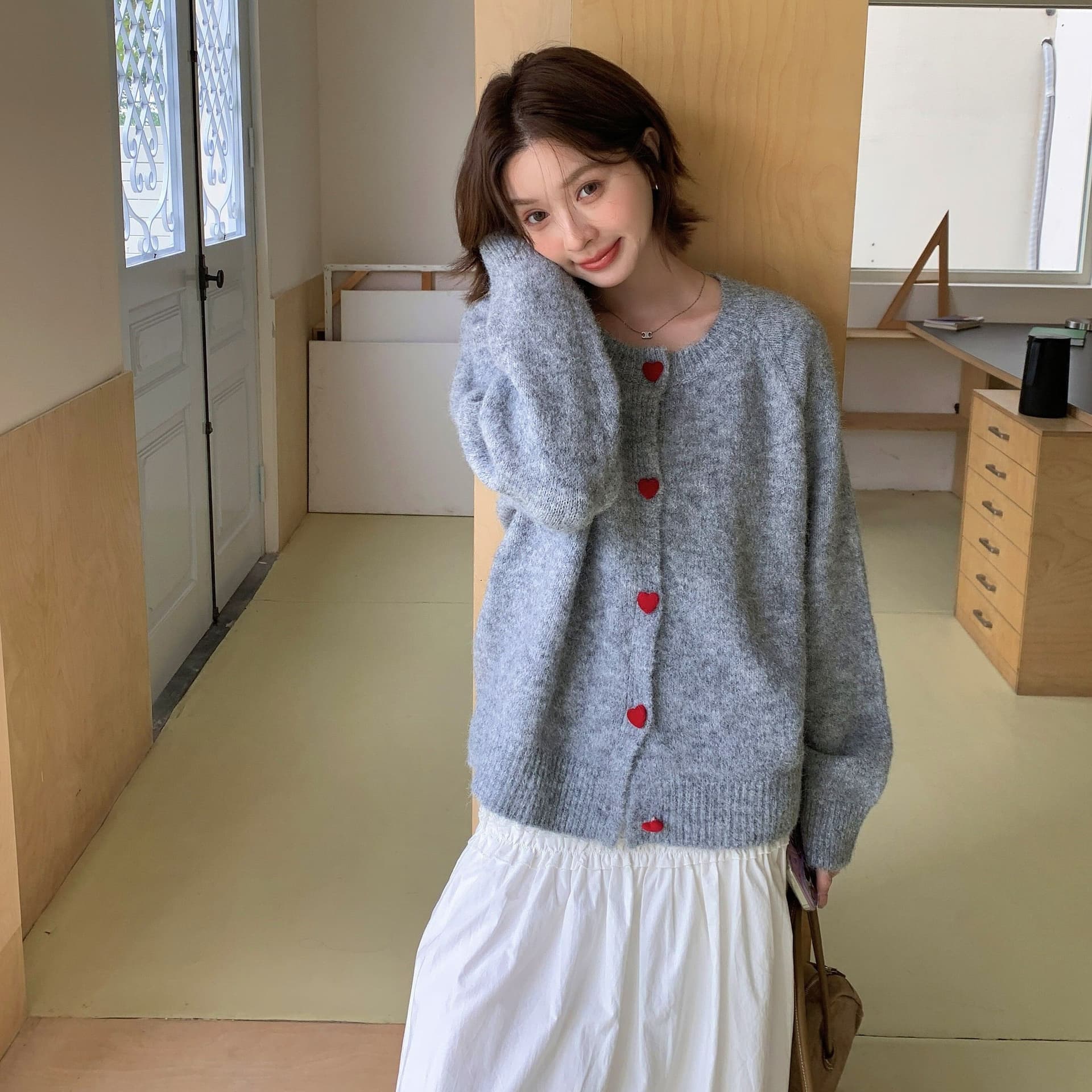 한 부서 부드러운 찹쌀 회색 하트 버클 스웨터 오픈 가디건 여성 가을 겨울 새로운 루즈핏 느긋한 바람 니트 스웨터 재킷 맨위 이미지 5