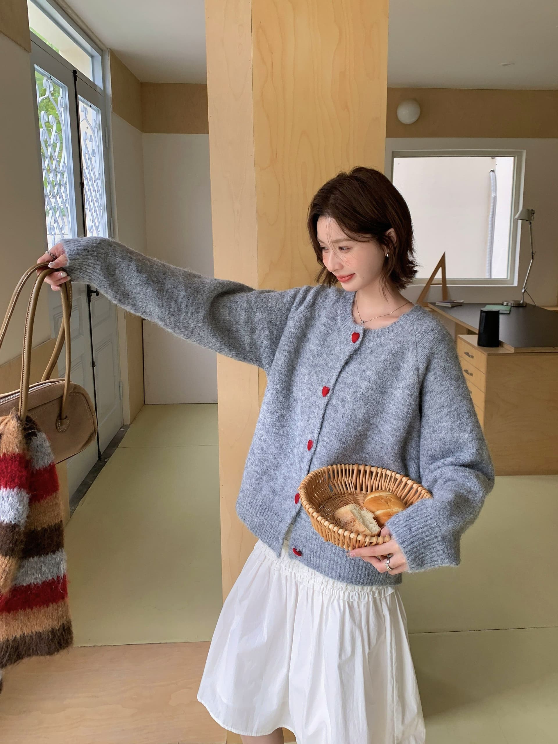 한 부서 부드러운 찹쌀 회색 하트 버클 스웨터 오픈 가디건 여성 가을 겨울 새로운 루즈핏 느긋한 바람 니트 스웨터 재킷 맨위 상세 이미지 2