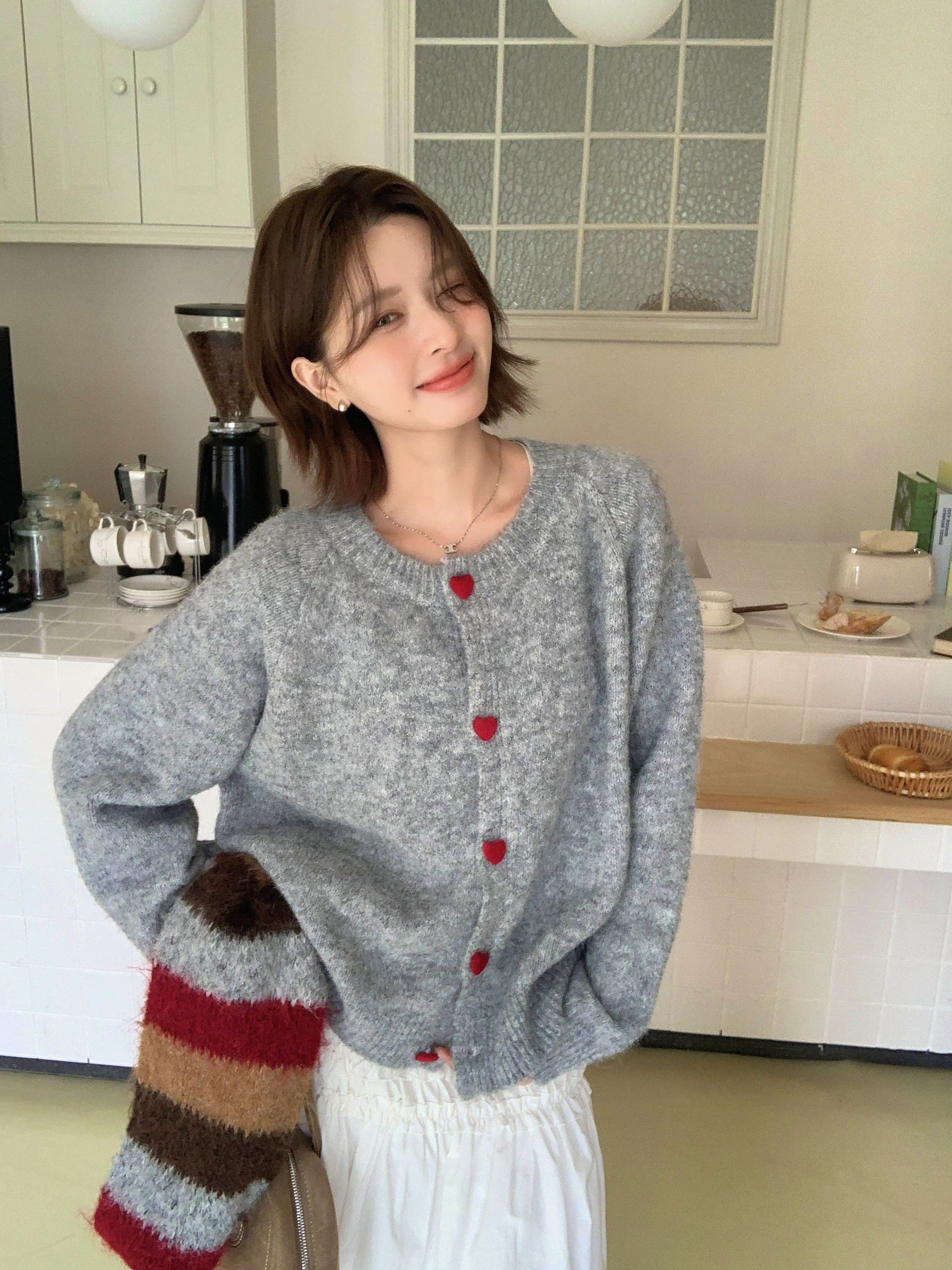 한 부서 부드러운 찹쌀 회색 하트 버클 스웨터 오픈 가디건 여성 가을 겨울 새로운 루즈핏 느긋한 바람 니트 스웨터 재킷 맨위 상세 이미지 9