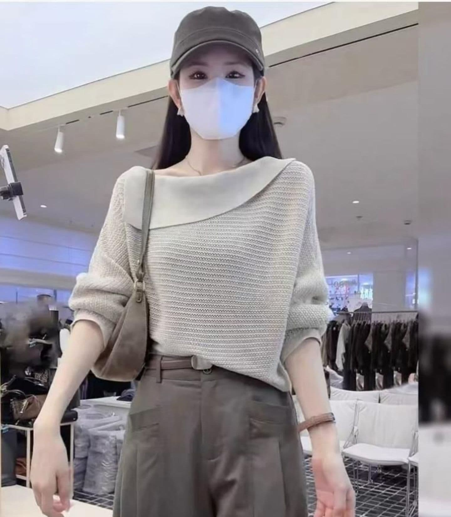 2026 가을 새로운 오프숄더 폴로 칼라 홀로우 아웃 슬림해 보이는 풀오버 긴팔 상세 이미지 4