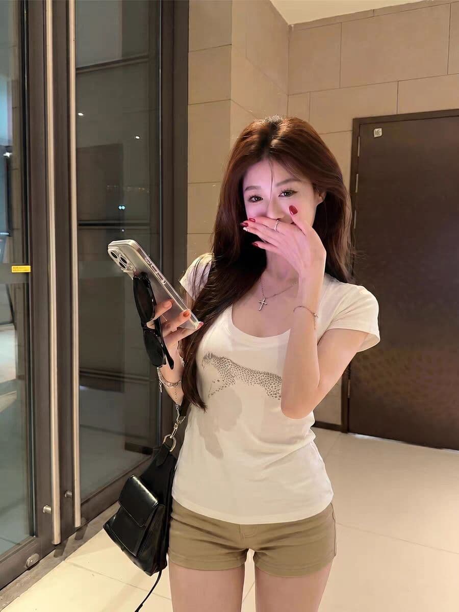 핫걸 반팔 티셔츠 여성 여름 레트로 표범 프린트 몸매 가꾸기 슬림해 보이는 긍정적 인 어깨 의류 상세 이미지 5