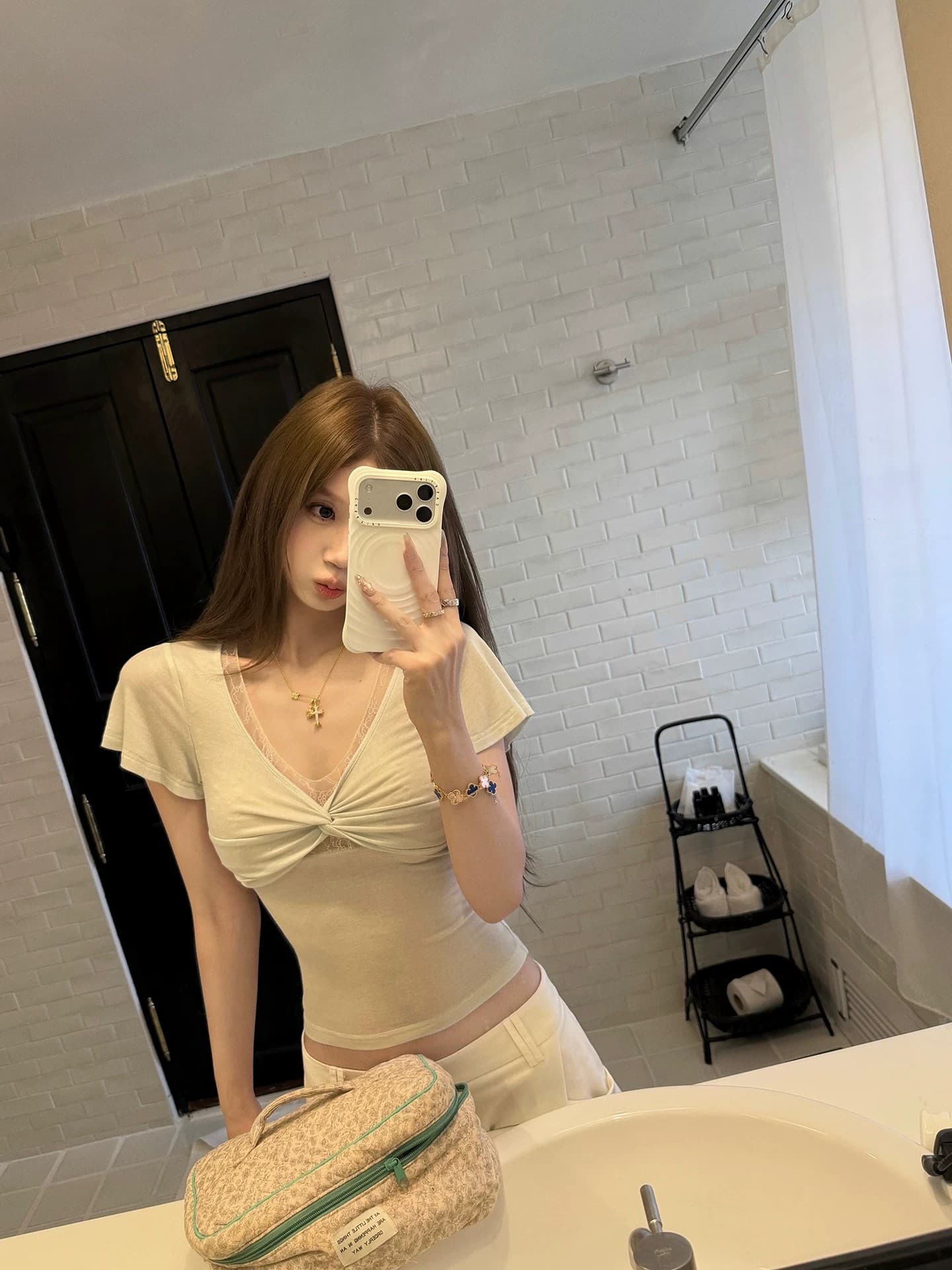 레이스 조각 V넥 비틀림 페이크 레이어드 반팔 티셔츠 여성 여름 새로운 몸매 가꾸기 핫걸 맨위 이미지 2