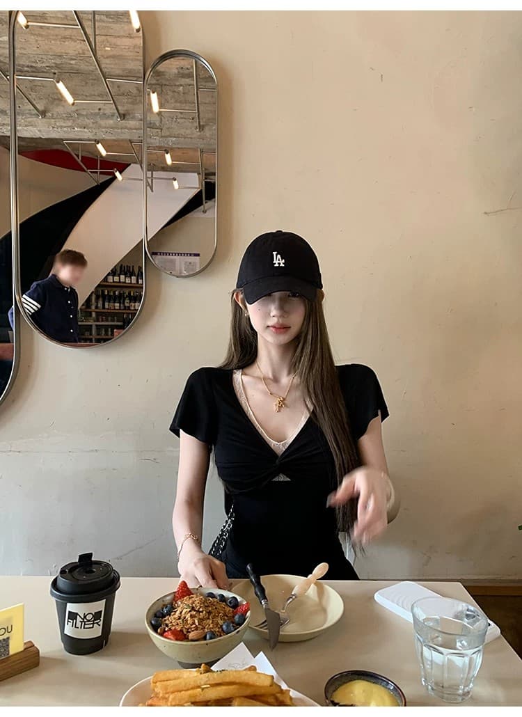 레이스 조각 V넥 비틀림 페이크 레이어드 반팔 티셔츠 여성 여름 새로운 몸매 가꾸기 핫걸 맨위 상세 이미지 2