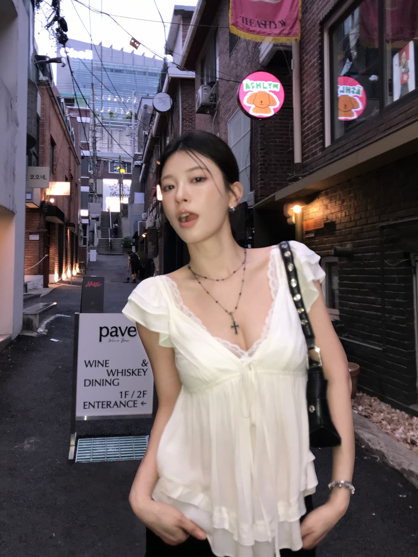 순수한 욕망 바람 V넥 화이트 Feifei 소매 여성 셔츠 여름 디자인 센스 작은 대중 슬림해 보이는 맨위