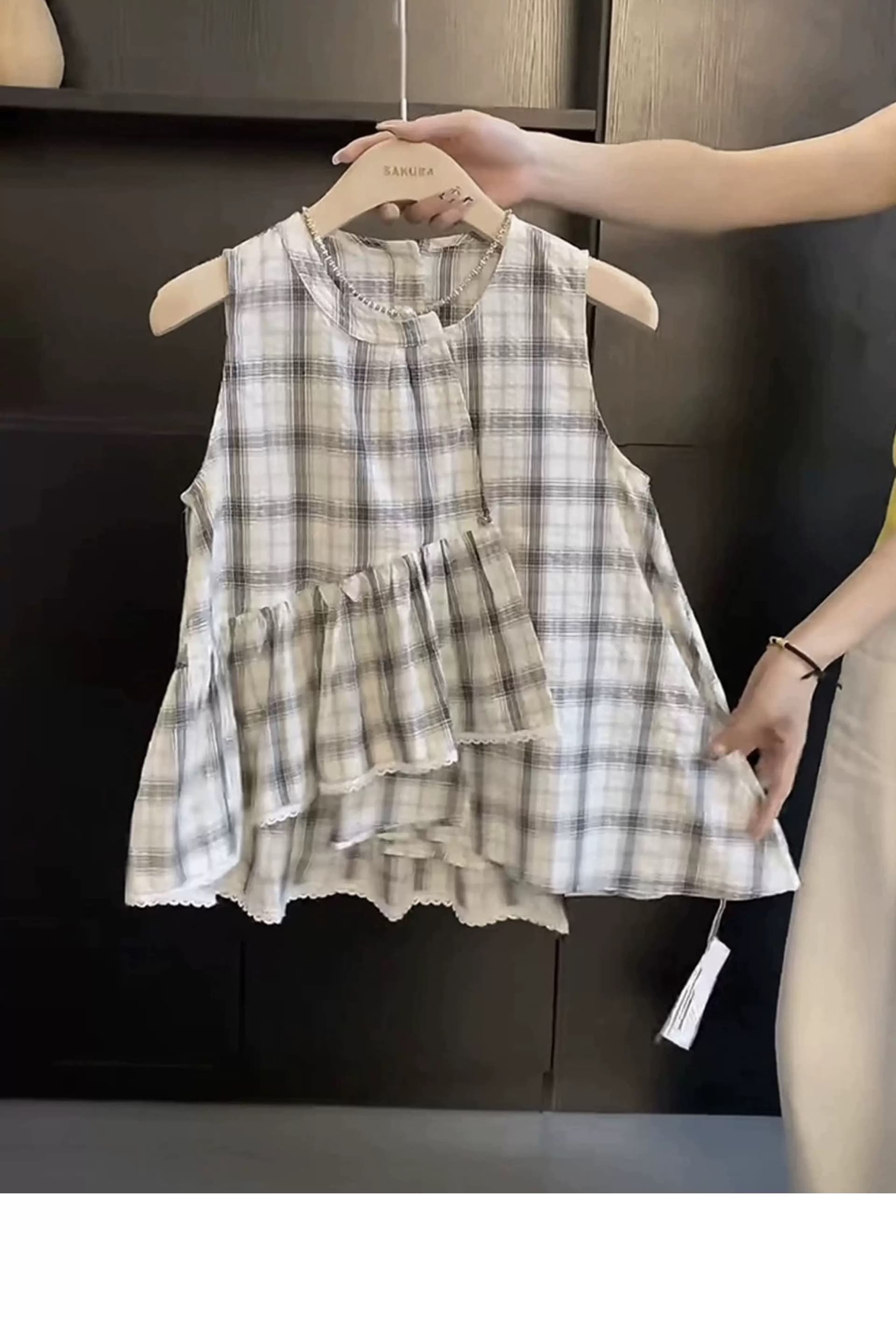 광저우 열세 개 높음 물품 폭발 불규칙 프릴 레이스 옆으로 눕다. 진자 체크무늬 민소매 여성 셔츠 여름 상세 이미지 7