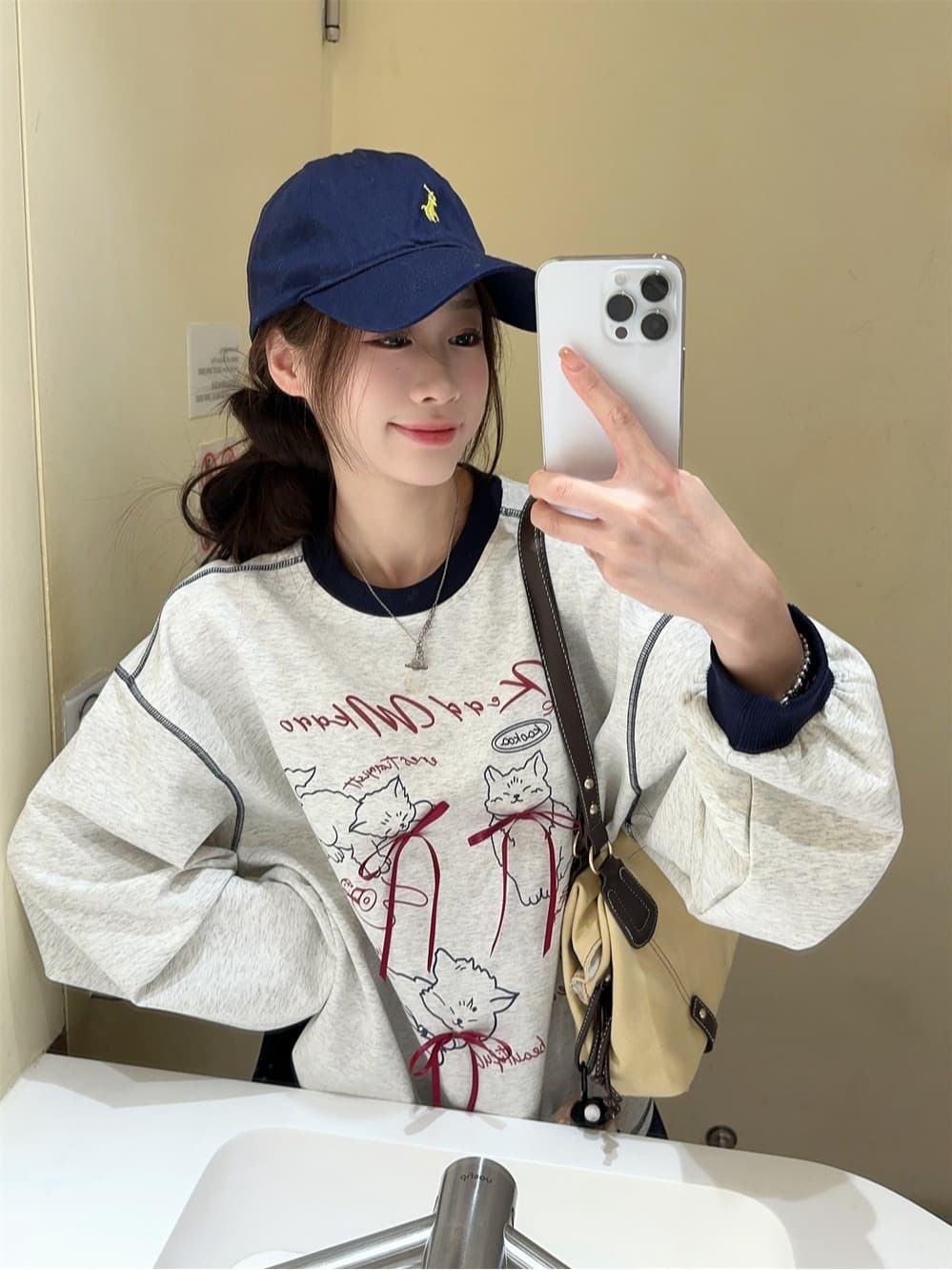 2026 이른 봄 고양이 3 차원 나비 매듭 배색 긴팔 티셔츠 디자인 센스 한 부서 느긋한 루즈핏 맨위