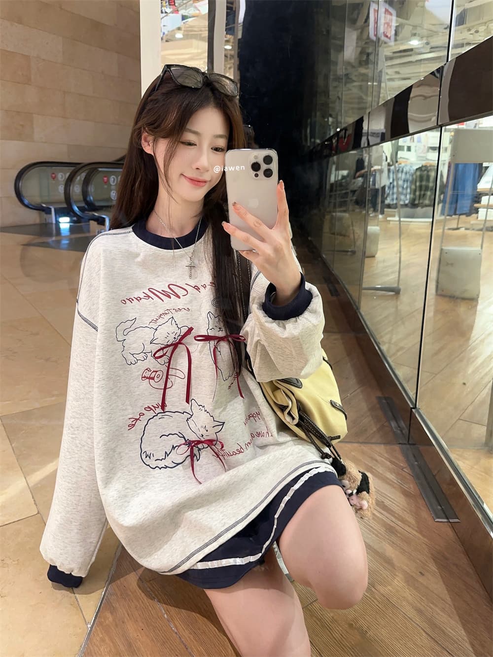 2026 이른 봄 고양이 3 차원 나비 매듭 배색 긴팔 티셔츠 디자인 센스 한 부서 느긋한 루즈핏 맨위 상세 이미지 3