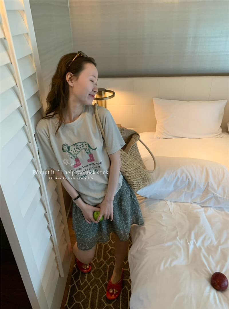 녹색 장난기 넘치는 개 프린트 루즈핏 반팔 루즈핏 티셔츠 프린트 플리츠 녹색 꽃무늬 반 스커트 투피스 세트 상세 이미지 10