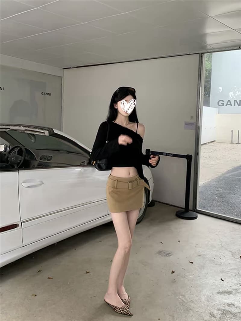 검정색 비스듬한 어깨 슬림해 보이는 품격 캐주얼 디자인 센스 한 부서 패션 맨위 카키 반신 스커트 벨트 포함 세트 상세 이미지 6