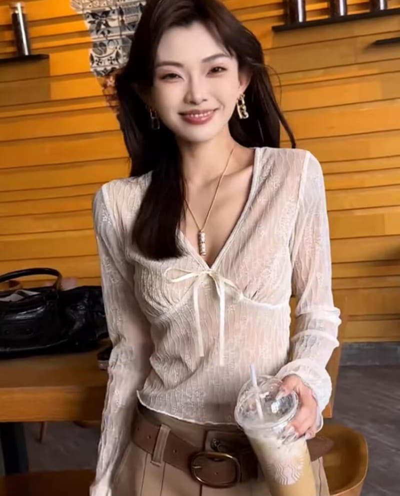 프랑스식 섹시함 고급 센스 레이스 자카드 V넥 긴팔 기본 셔츠 2026 봄 새로운 몸매 가꾸기 슬림해 보이는 티셔츠 여성 상세 이미지 3