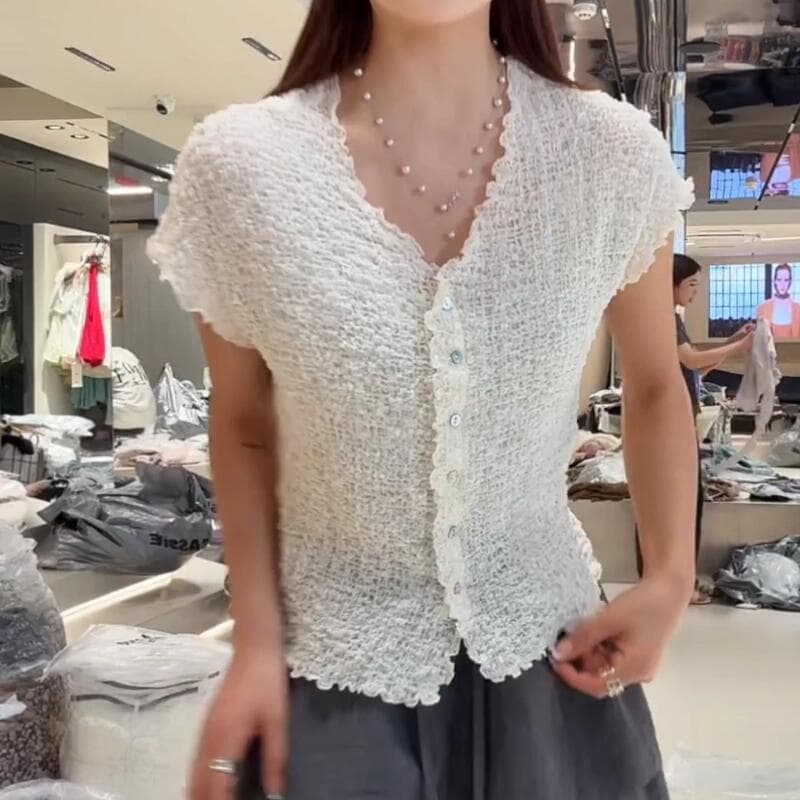 2026 여름 새로운 V넥 Feifei 소매 압력 주름 싱글 줄 버튼 얇고 가벼운 반팔 티셔츠 여성 셔츠 디자인 센스 품격 작은 셔츠 이미지 2