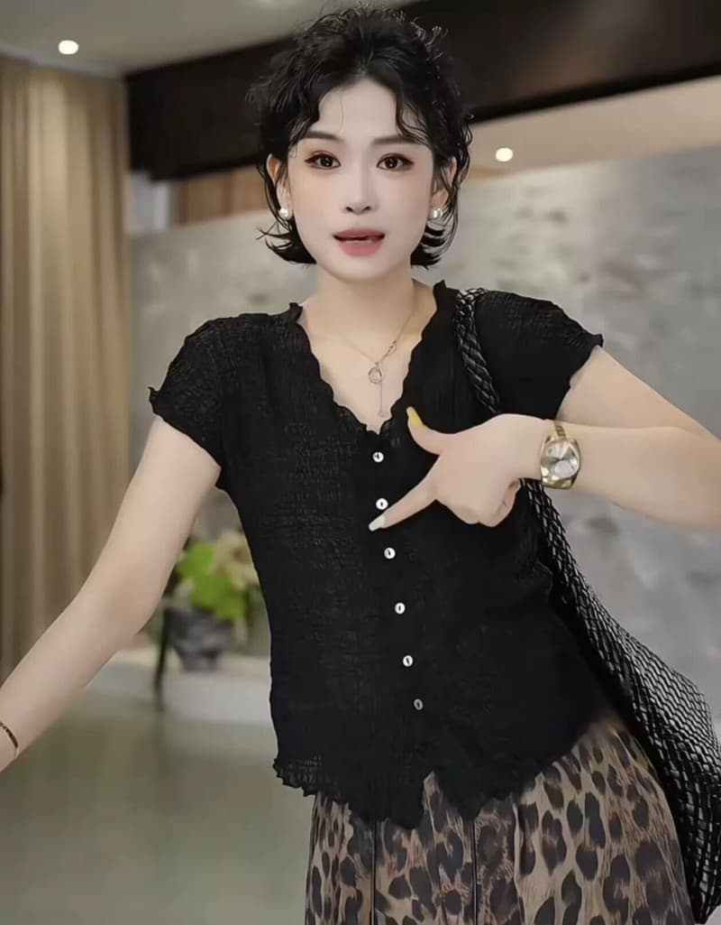 2026 여름 새로운 V넥 Feifei 소매 압력 주름 싱글 줄 버튼 얇고 가벼운 반팔 티셔츠 여성 셔츠 디자인 센스 품격 작은 셔츠 상세 이미지 6