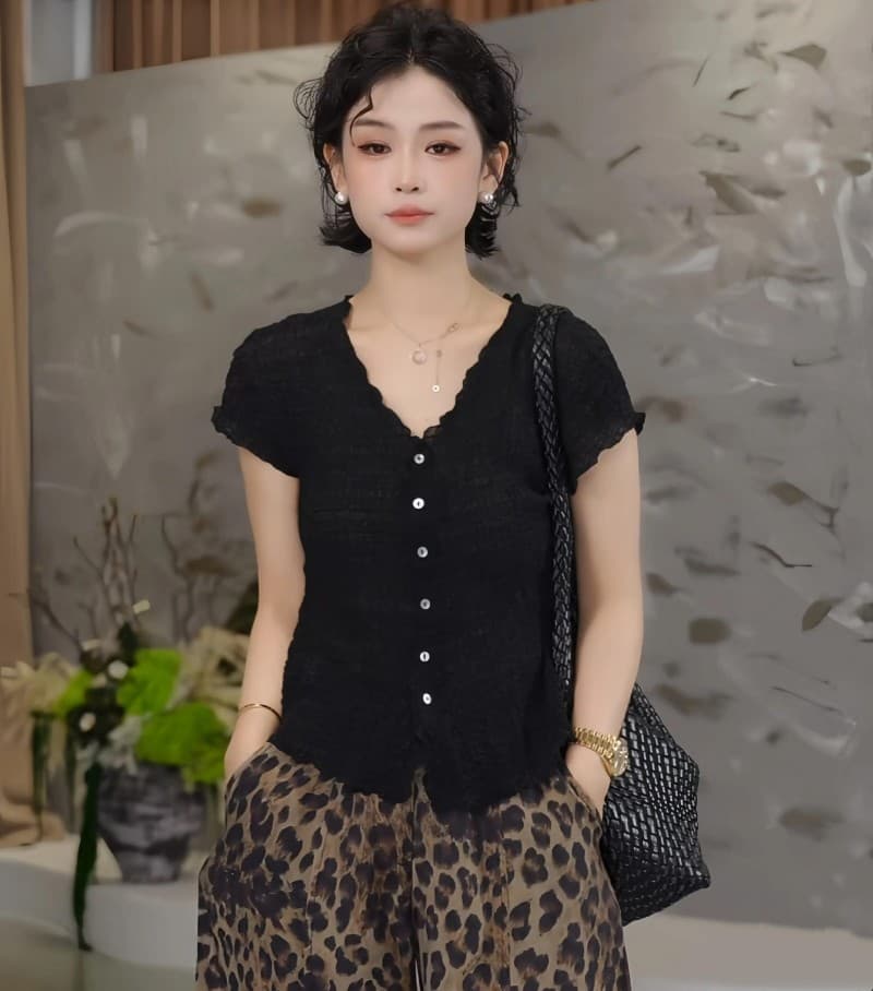 2026 여름 새로운 V넥 Feifei 소매 압력 주름 싱글 줄 버튼 얇고 가벼운 반팔 티셔츠 여성 셔츠 디자인 센스 품격 작은 셔츠 상세 이미지 8