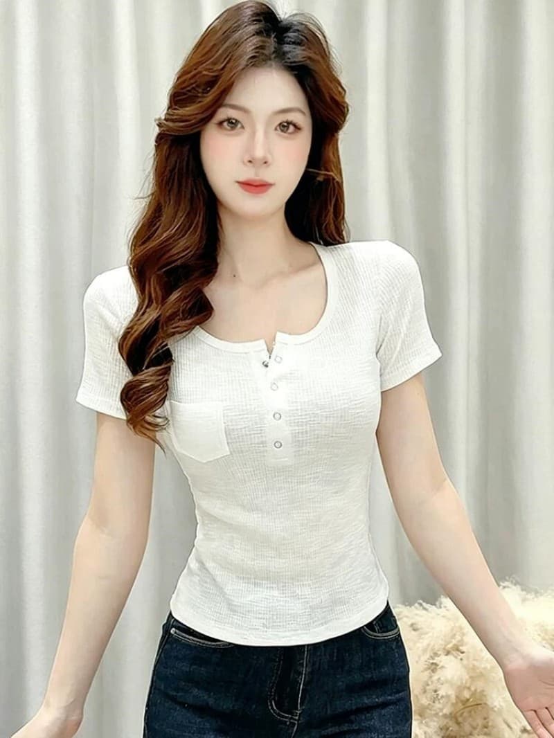순수한 욕망 바람 핫걸 반 개방 칼라 긍정적 인 어깨 반팔 티셔츠 여성 여름 2026 새로운 미니멀리즘 다용도 몸매 가꾸기 맨위 트렌디 이미지 3