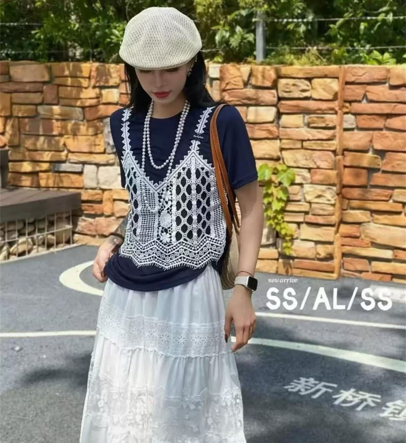 유럽 역 2026 여름 새로운 라운드 넥 반팔 티셔츠 여성 레이스 조각 페이크 레이어드 홀로우 아웃 슬림해 보이는 맨위 트렌디