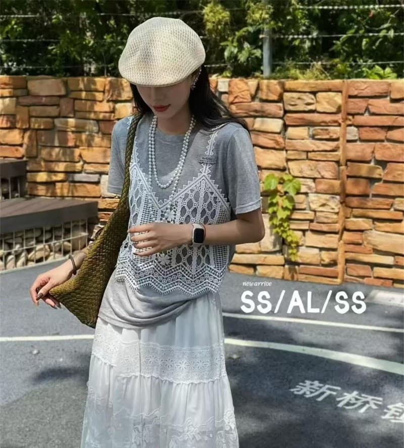 유럽 역 2026 여름 새로운 라운드 넥 반팔 티셔츠 여성 레이스 조각 페이크 레이어드 홀로우 아웃 슬림해 보이는 맨위 트렌디 이미지 4