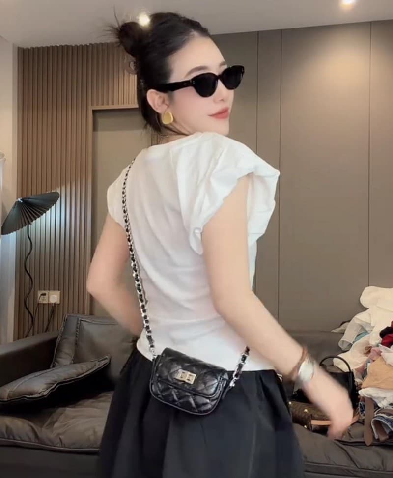 2026 슈퍼 화재 작은 날다 소매 티셔츠 여성 디자인 센스 주름 허리 수축 라운드 넥 맨위 여름 연령 감소 거품 소매 작은 셔츠 이미지 4