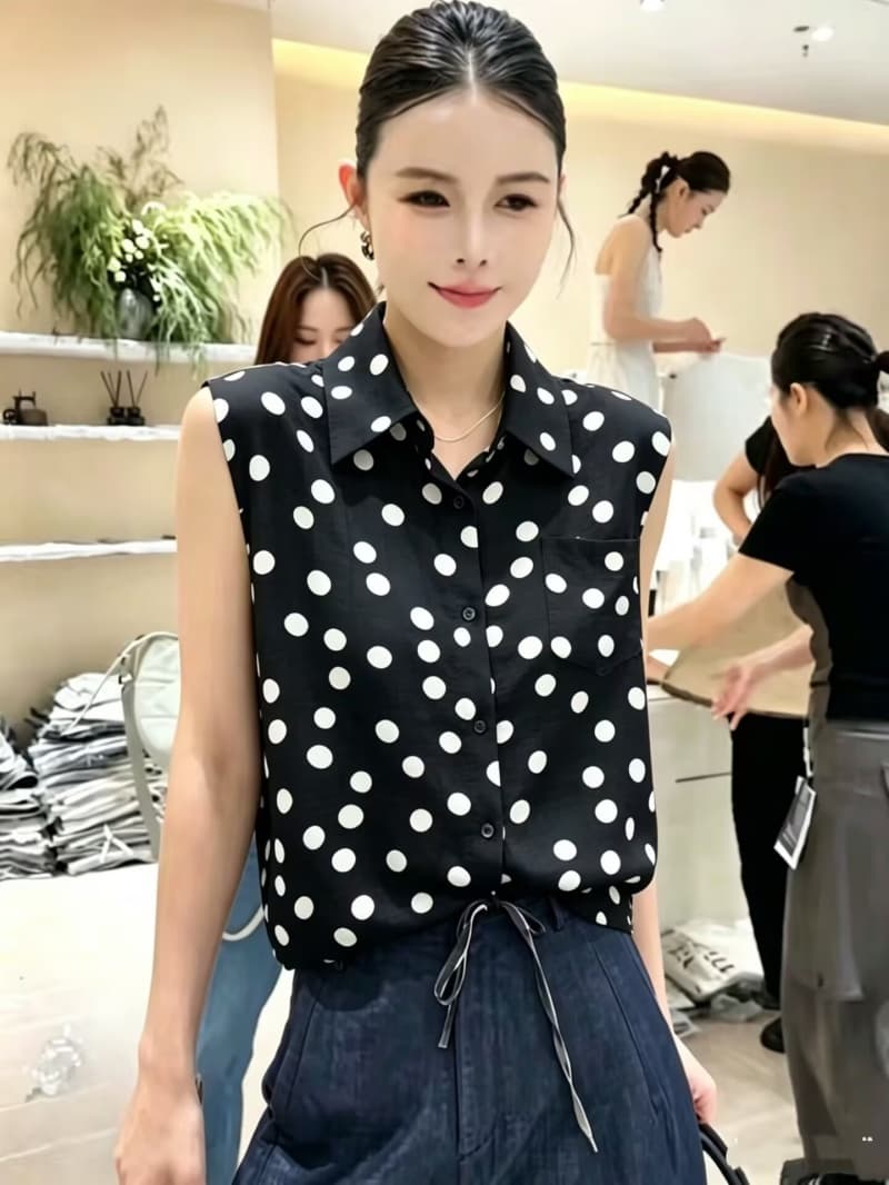 어깨 민소매 셔츠 조끼 디자인 센스 작은 대중 여성 2026 여름 새로운 도트 무늬 작은 셔츠 밑단 펌프 로프 짧은 맨위 이미지 2