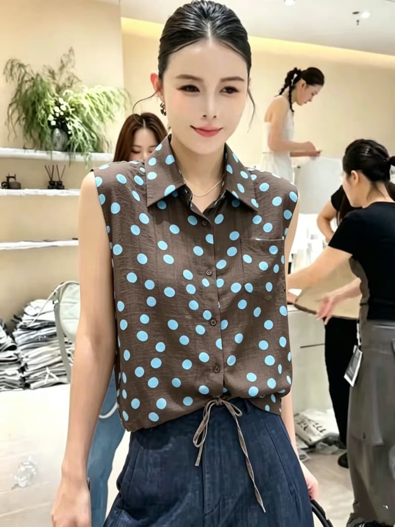 어깨 민소매 셔츠 조끼 디자인 센스 작은 대중 여성 2026 여름 새로운 도트 무늬 작은 셔츠 밑단 펌프 로프 짧은 맨위 이미지 3