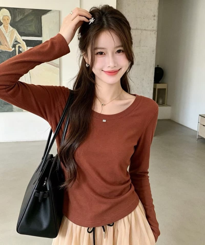 미니멀리즘 단색 다용도 라운드 넥 긴팔 티셔츠 여성 2026 가을 새로운 몸매 가꾸기 슬림해 보이는 인사이드 가져 가라. 기본 셔츠 맨위 이미지 2