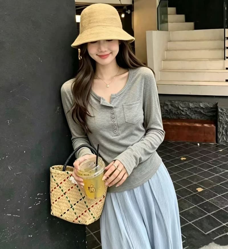 한 부서 반 개방 칼라 단추 긴팔 티셔츠 여성 2026 가을 새로운 부드러운 찹쌀 몸매 가꾸기 슬림해 보이는 인사이드 가져 가라. 만나는 맨위 상세 이미지 4