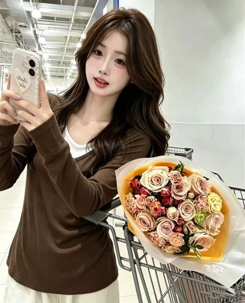 한 부서 느긋한 페이크 레이어드 배색 V넥 긴팔 티셔츠 여성 가을 새로운 루즈핏 캐주얼 느슨함 센스 만나는 맨위 상세 이미지 4