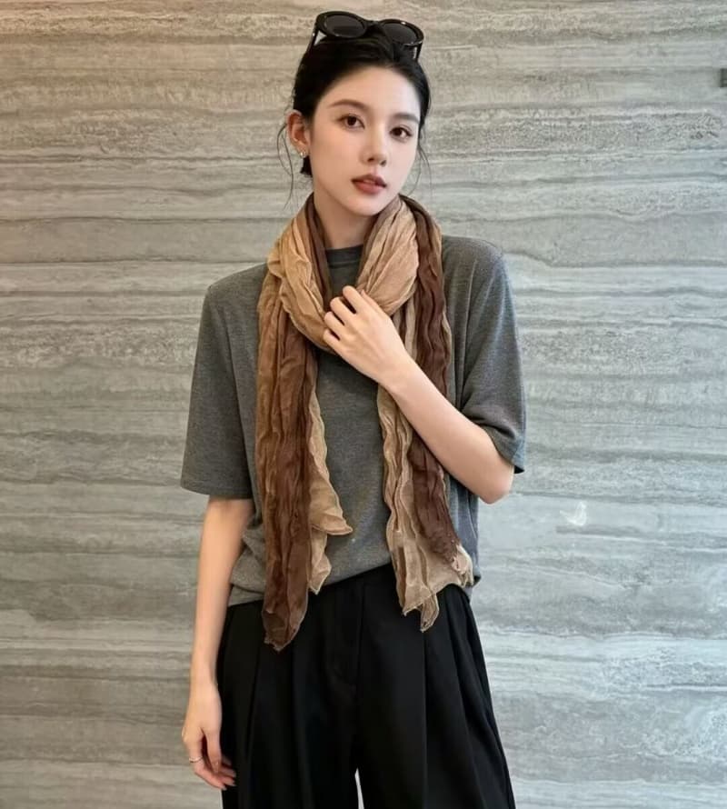 2026 이른 가을 새로운 프랑스식 라운드 넥 중간 소매 티셔츠 여성 패션 다용도 루즈핏 슬림해 보이는 맨위 여성 경기 스카프 이미지 3