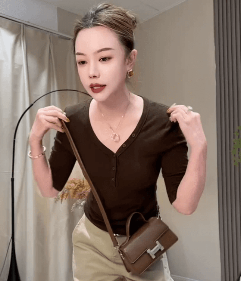 프랑스식 미니멀리즘 단추 V넥 중간 소매 티셔츠 이른 가을 외국 가스 슬림해 보이는 신축성 기본 셔츠 품격 허리 수축 다용도 맨위 상세 이미지 2