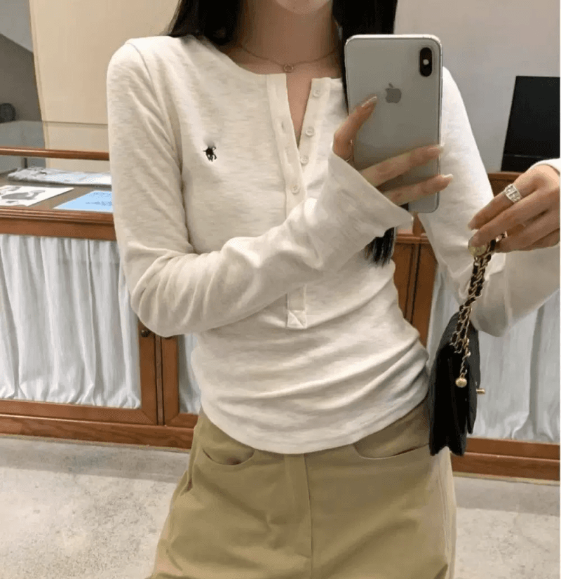 자수 한국 스타일 반 개방 칼라 긍정적 인 어깨 긴팔 티셔츠 여성 2026 새로운 가을 몸매 가꾸기 슬림해 보이는 만나는 핫걸 맨위 상세 이미지 1