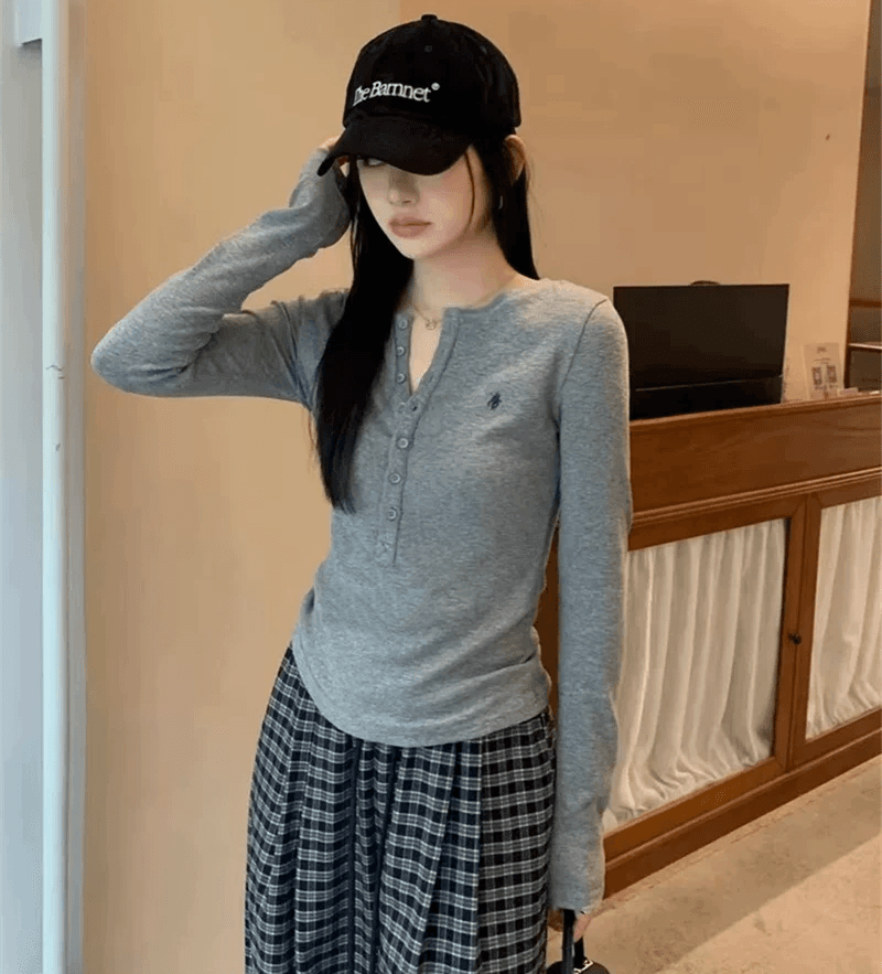 자수 한국 스타일 반 개방 칼라 긍정적 인 어깨 긴팔 티셔츠 여성 2026 새로운 가을 몸매 가꾸기 슬림해 보이는 만나는 핫걸 맨위 상세 이미지 4