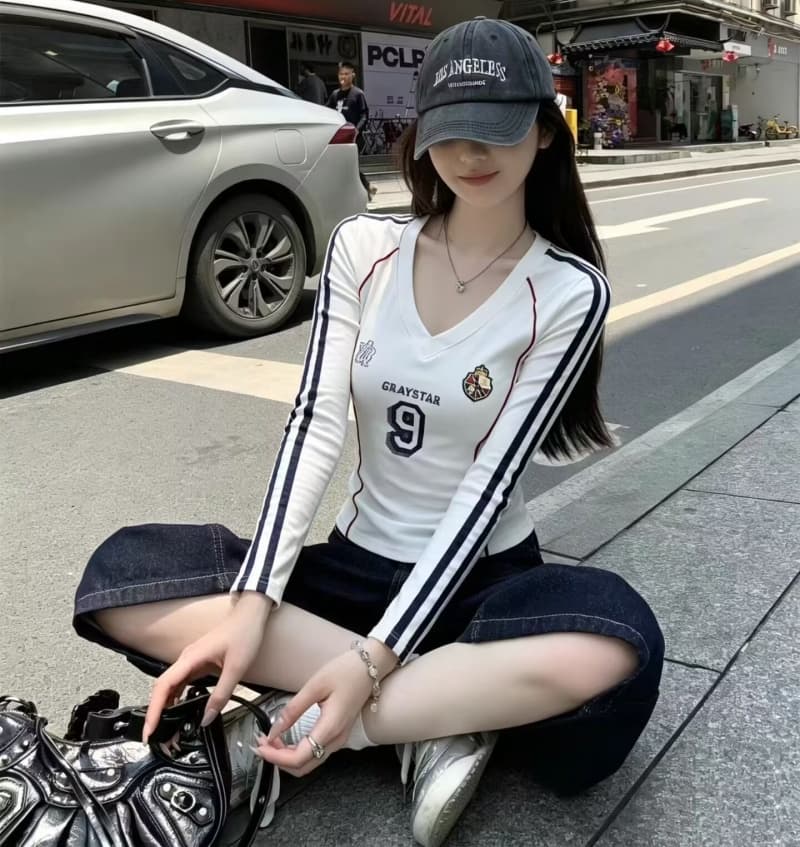 아메리칸 레트로 숫자 알파벳 프린트 V넥 배색 긴팔 티셔츠 여성 이른 가을 몸매 가꾸기 핫걸 저지 쇼트 스타일 맨위