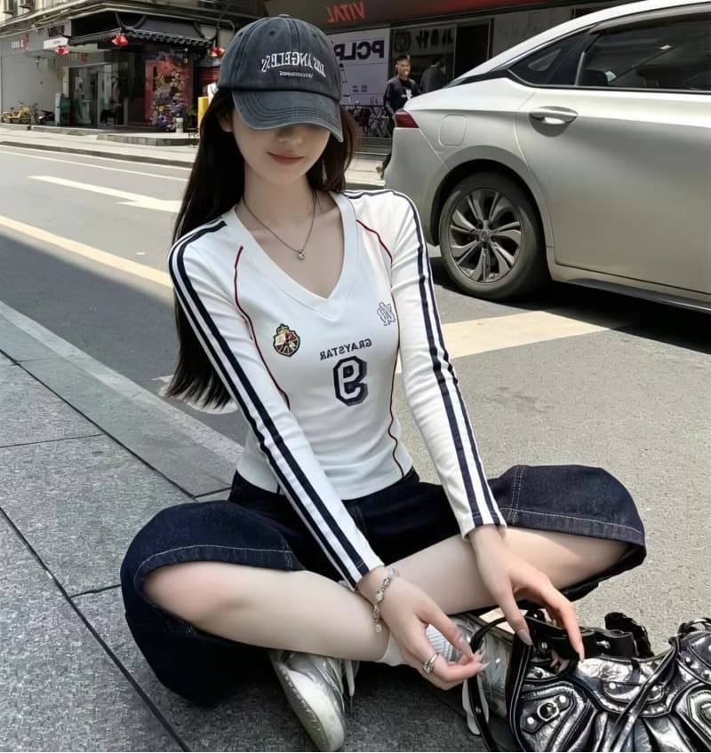 아메리칸 레트로 숫자 알파벳 프린트 V넥 배색 긴팔 티셔츠 여성 이른 가을 몸매 가꾸기 핫걸 저지 쇼트 스타일 맨위 상세 이미지 2