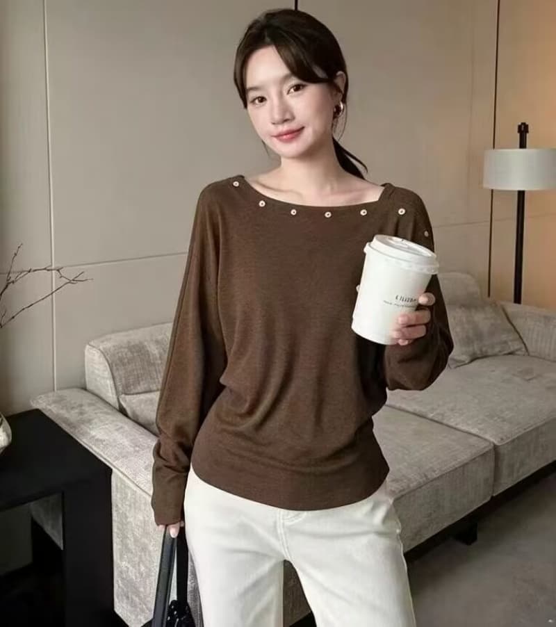 비스듬한 어깨 긴팔 티셔츠 여성 2026 가을 새로운 한 부서 디자인 센스 품격 캐주얼 슬림해 보이는 만나는 인사이드 잡아라. 의류