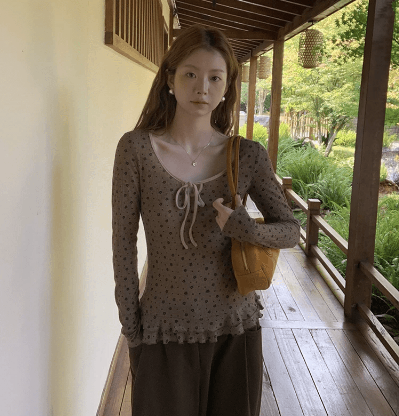 프릴 인사이드 가져 가라. 기본 셔츠 여성 가을 2026 새로운 긴팔 티셔츠 커피 색상 꽃무늬 디자인 센스 몸매 가꾸기 맨위 이미지 4