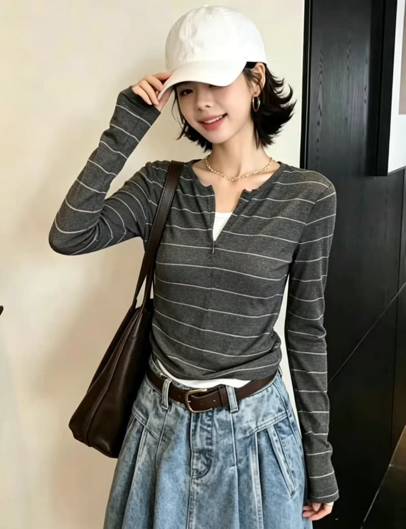 한 부서 디자인 센스 스트라이프 페이크 레이어드 반 개방 지퍼 긴팔 티셔츠 여성 2026 가을 몸매 가꾸기 슬림해 보이는 V넥 맨위 이미지 3