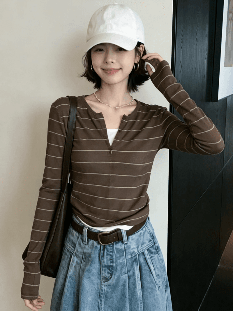 한 부서 디자인 센스 스트라이프 페이크 레이어드 반 개방 지퍼 긴팔 티셔츠 여성 2026 가을 몸매 가꾸기 슬림해 보이는 V넥 맨위 상세 이미지 4