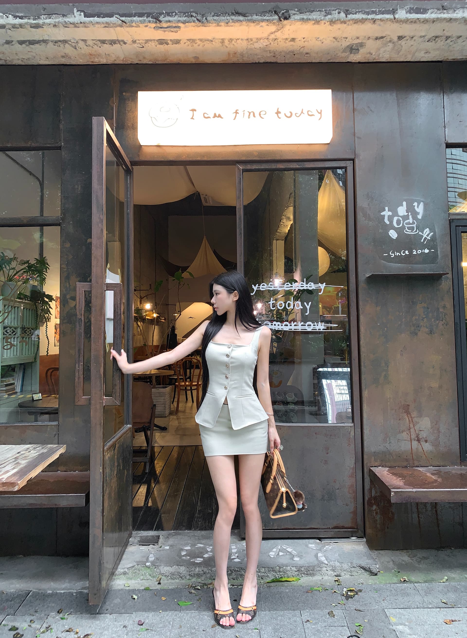 실사 정가 튀김 거리 연령 감소 외국 가스 세련된 핫걸 조끼 맨위 여성 짧은 노출 방지 반신 치마 세트 상세 이미지 12