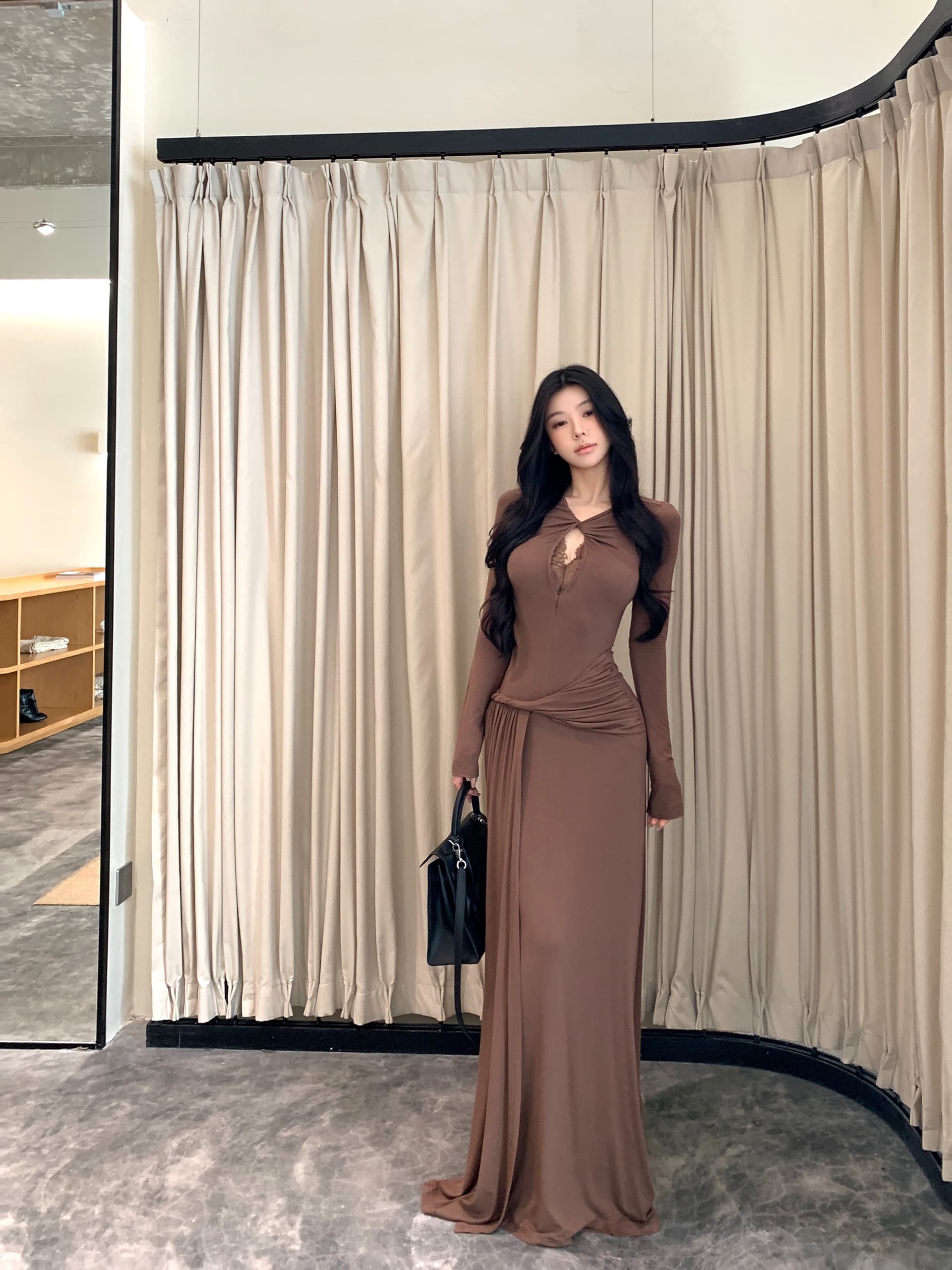 실사 정가 프랑스식 레트로 커피 색상 레이스 조각 홀로우 아웃 디자인 니트 긴 소매 몸매 가꾸기 여성 드레스