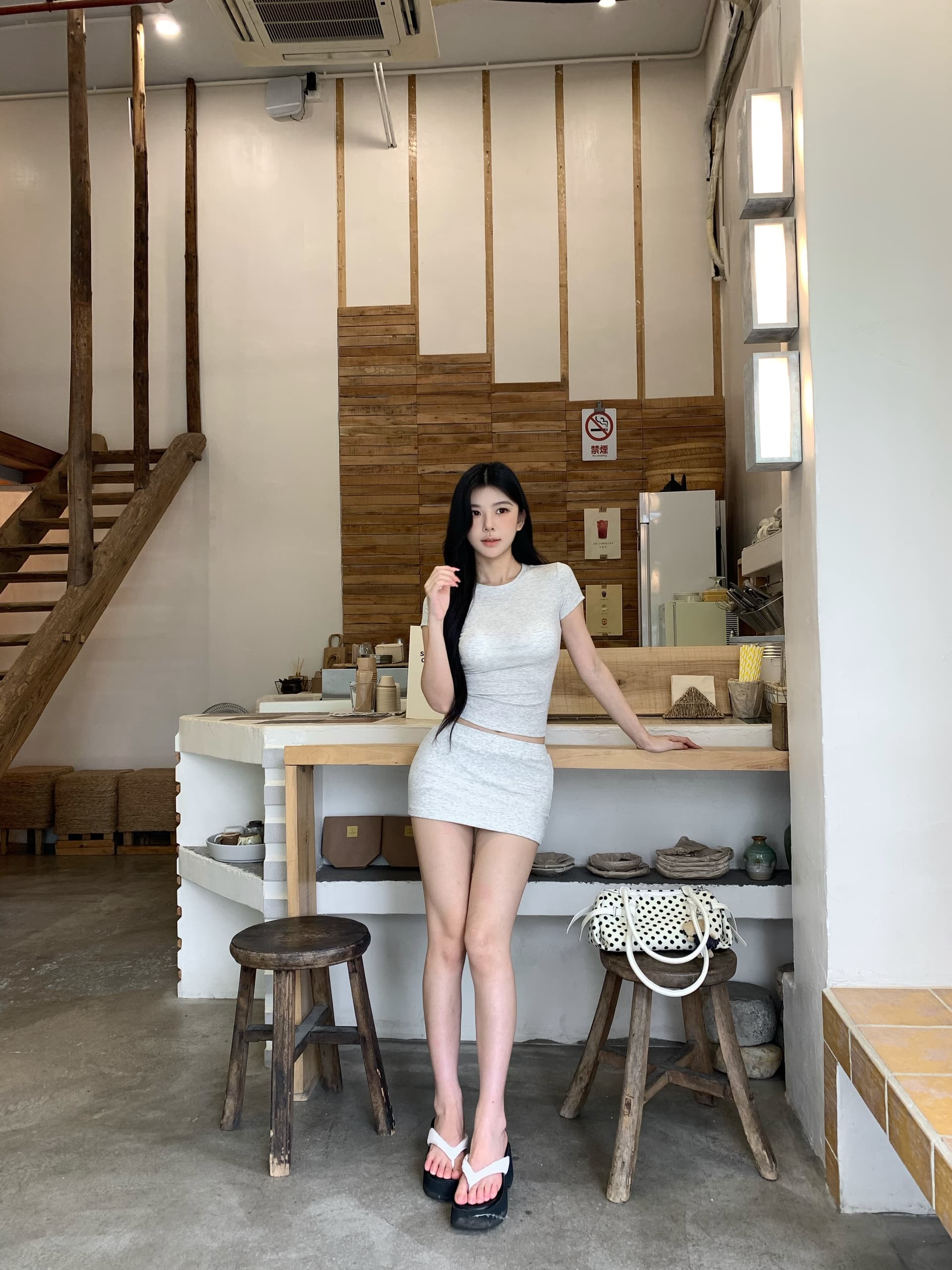실사 정가 라운드 넥 핫걸 캐주얼 다용도 반팔 맨위 몸매 가꾸기 슬림해 보이는 로우 웨이스트 타이트 스커트 노출 방지 미니 스커트 여성 상세 이미지 2