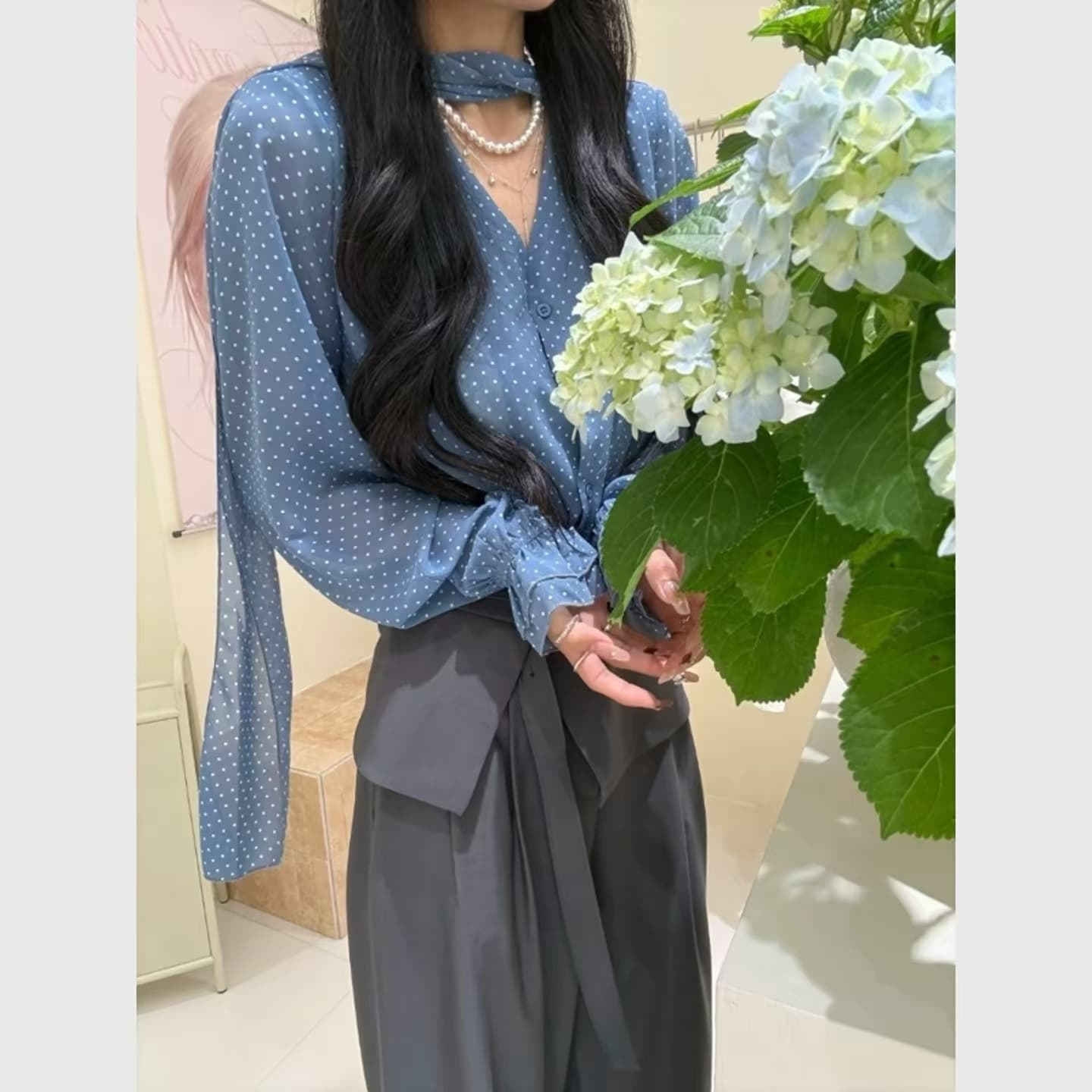 도트 무늬 V넥 나팔 긴팔 셔츠 가을 리본 디자인 센스 얇고 가벼운 마이크로 ~을 통해 작은 셔츠 캐주얼 바지 투피스 세트 상세 이미지 3