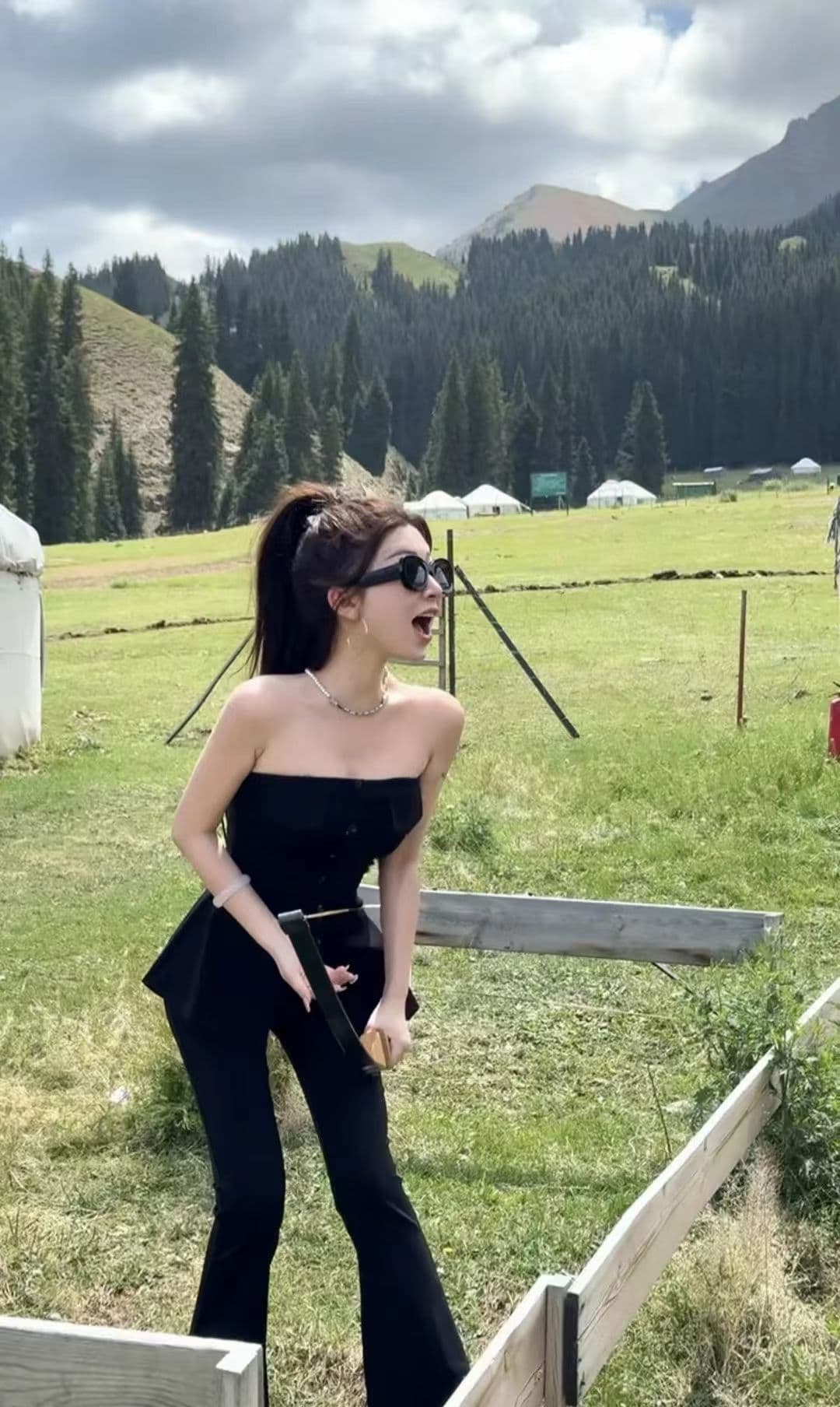 아메리칸 핫걸 바람 캐주얼 패션 투피스 세트 오프숄더 디자인 허리 수축 트임 조끼 넓은 다리 나팔 바지 세트 상세 이미지 3